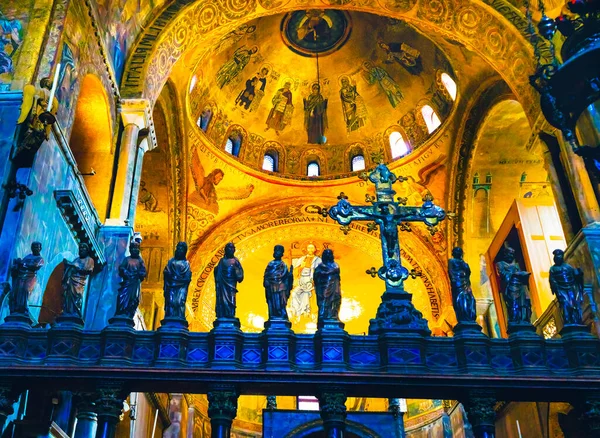 Cross Saint Mark Basilica Cathedral Church Arches Dome Golden Mosaics — Stock Photo, Image