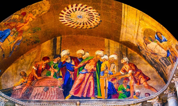 Stealing Mark Body Mosaic Facade Saint Mark Cathedral Venice Italy — Stock Photo, Image