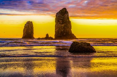 Renkli Sunset Sea Stacks Canon Beach Clatsap County Oregon Yansıması. Lewis Clark tarafından 1805 'te keşfedildi.