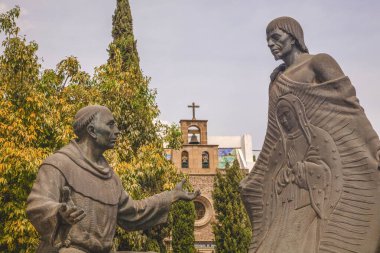 Guadalupe Hint Köylüleri Heykeli Juan Diego 1531 'de Piskoposa Guadalupe Tapınağı' nda Guadalupe 'un Resmini Gösteriyordu.