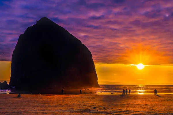 Colorido Sunset Birds Haystack Rock Sea Stack Canon Beach Clatsap — Foto de Stock