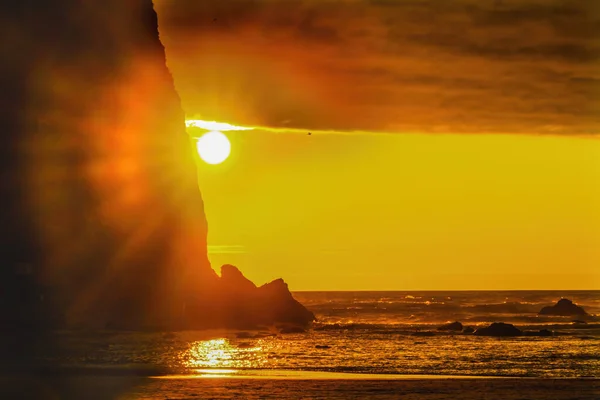 Kolorowe Żółte Promienie Słoneczne Stogu Siana Rock Sea Stacks Canon — Zdjęcie stockowe