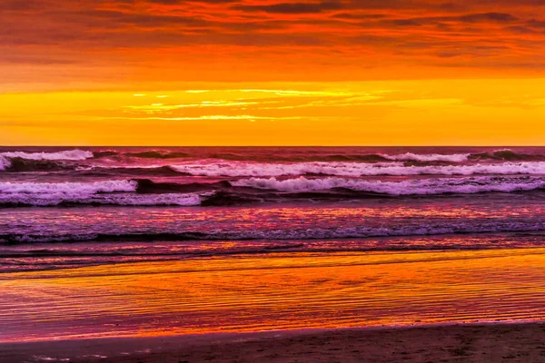 カラフルなブルーレッドオレンジサンセット太平洋海岸線 キヤノンビーチクラッタップ郡オレゴン州 キヤノンビーチでの素晴らしい夕日 — ストック写真