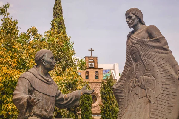 Estatua Guadalupe Del Campesino Indio Juan Diego Revelando Pintura Guadalupe — Foto de Stock