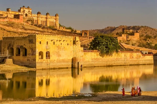 Amber Fort Con Estanque Reflexión Madrugada Mujeres Indias Con Saris —  Fotos de Stock