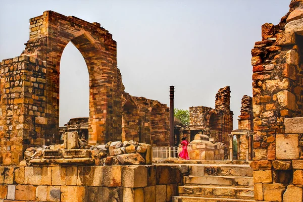 Индийская Девушка Розовом Платье Бежит Через Qutab Минар Руины Нью — стоковое фото