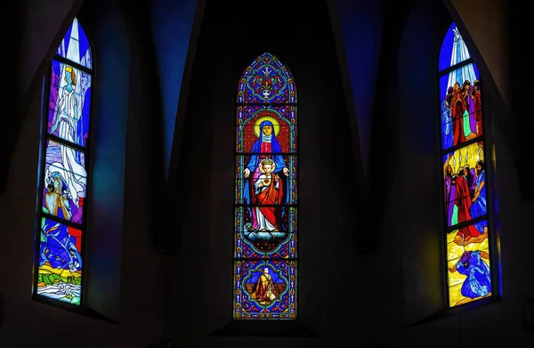 Värikäs Maria Jeesus Opetuslapset Pyhä Henki Polynesialainen Nainen Lasimaalaus Basilika — kuvapankkivalokuva