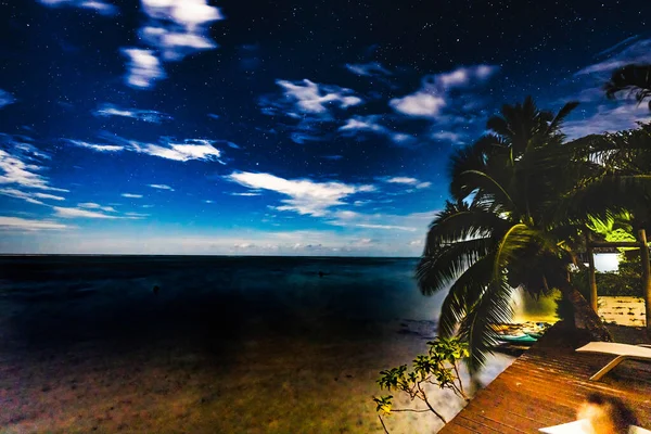 Colorida Noche Estrellada Azul Océano Pacífico Arrecife Nubes Casa Iluminada — Foto de Stock