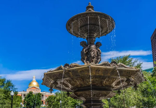 布鲁尔之源位于马萨诸塞州波士顿的波士顿 是波士顿共同的金色圆顶别墅 1868年列纳德铸造的喷泉 麻萨诸塞州州府建于1798年 金叶镀金1874年 — 图库照片