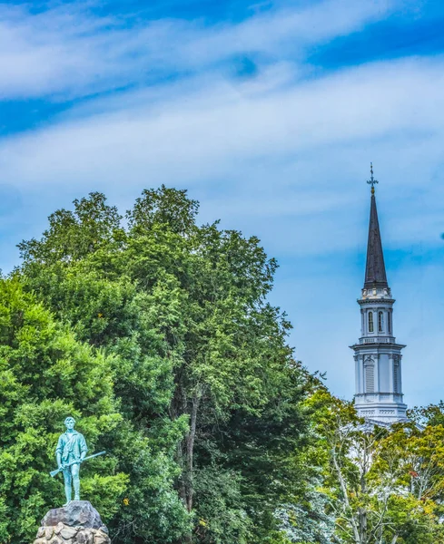 Lexington Minute Man Patriot Statue First Parish Church Spire Lexington — Stockfoto