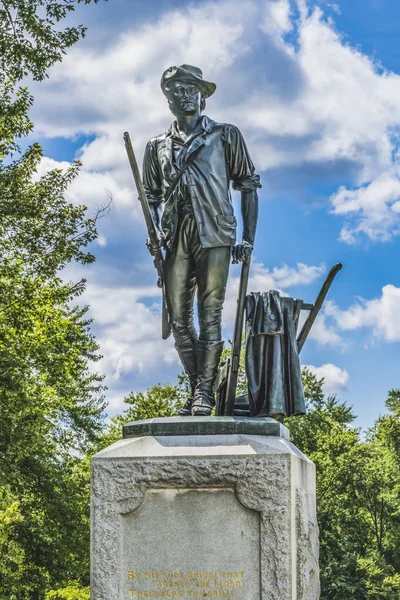 ミニット マン像オールド ノース ブリッジ ミニット マン国立歴史公園アメリカ独立戦争記念碑マサチューセッツ第一次アメリカ独立戦争記念碑1874年4月19日Dcメモリアルのためにリンカーンをしたダニエル チェスター フレンチの像は イサックをモデルにしている — ストック写真