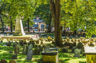 Boston Massachusetts Granary Mezarlığı. Paul Revere, Sam Adams ve John Hancock da dahil olmak üzere Amerikan Devrimi kahramanlarının gömüldüğü eski 1660 Mezarlığı.