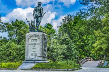 Dakika Adam Heykeli Eski Kuzey Köprüsü Minute Man Ulusal Tarih Parkı Amerikan Devrim Anıtı Massachusetts Birinci Savaş Amerikan Devrimi 19 Nisan 1775 Daniel Chester French tarafından yapılan, Lincoln 'ü DC Memorial için yapan, Issac' ı modelleyen 