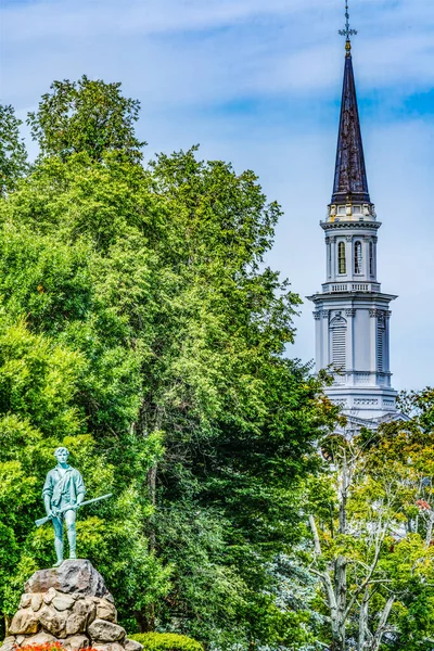 Lexington Minute Man Patriot Statua Pierwszy Kościół Parafialny Spire Lexington — Zdjęcie stockowe