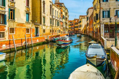 Venedik, İtalya - 29 Ağustos 2019 Renkli Tekneler Sürücüler Venedik İtalya 'da güzel yansımalar yarattı