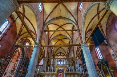 Venedik, İtalya - 29 Ağustos 2019 Titian varsayımı Meryem Cennete yükseldi Santa Maria Gloriosa de Frari Kilisesi San Polo Venedik İtalya 'yı boyadı. Kilise 1400 'lerin ortasında tamamlandı. Titian Boyalı Varsayım Mary 1518 'de Cennete Yükseliyor.