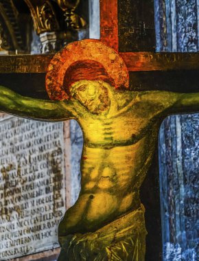 Venedik, İtalya - 29 Ağustos 2019 İsa çarmıha gerildi Santa Maria Gloriosa de Frari Kilisesi San Polo Venedik İtalya 'yı boyadı. Kilise 1400 'lerin ortasında tamamlandı.  