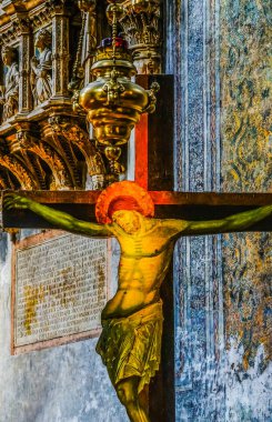 Venedik, İtalya - 29 Ağustos 2019 İsa çarmıha gerildi Santa Maria Gloriosa de Frari Kilisesi San Polo Venedik İtalya 'yı boyadı. Kilise 1400 'lerin ortasında tamamlandı.  