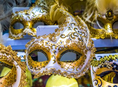 Beyaz Venedik Maskeleri Venedik Tüyleri İtalya 1200 'lerden beri karnaval için kullanılıyor. Mardi Gras için de kullanılır.