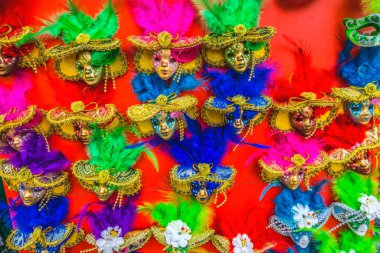 Venedik 'teki Venedik Mıknatısları 1200' lerden beri kimlik saklamak için Karnaval 'da kullanılırdı. Ayrıca Mardi Gras