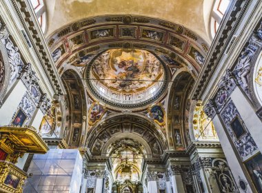 Venedik, İtalya - 29 Ağustos 2019 San Nicolo da Tolentino Kilisesi Basilica Dome Altar Venice İtalya. Kilise 1500 'lerde başladı 1700' lerde bitti. 