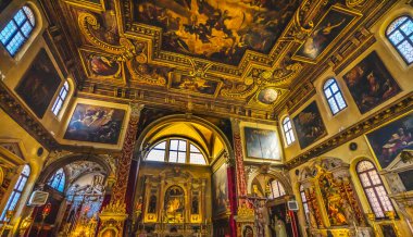 Venedik, İtalya - 29 Ağustos 2019 San Zulian Saint Julian Chiesa di San Giuliani Basilica Altar Venice Kilisesi İtalya. Kilise 800 ve en son 1500 'leri tamamladı..