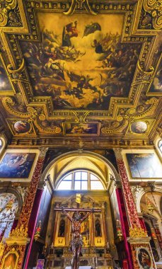 Venedik, İtalya - 29 Ağustos 2019 San Zulian Saint Julian Chiesa di San Giuliani Basilica Altar Venice Kilisesi İtalya. Kilise 800 ve en son 1500 'leri tamamladı..