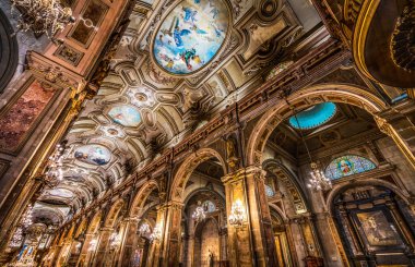 Santiago, Şili - 8 Aralık 2019 Metropolitan Katedral Sunağı Santiago Şili Kilisesi 1799 'u tamamladı. 