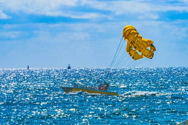 Sarı Motorlu Tekne Parasailing Mavi Okyanus Fort Lauderdale Florida — Stok fotoğraf