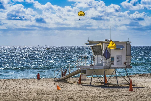 Ναυαγοσώστης Παραλία Parasailing Ocean Fort Lauderdale Φλόριντα — Φωτογραφία Αρχείου