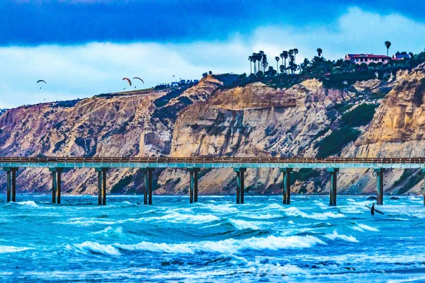 Scripps Pier Surfers Parasailing Cliff Jolla Shores Beach San Diego — Stockfoto