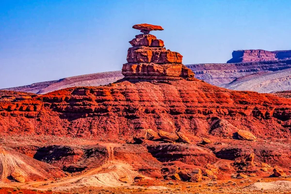 Colorful Red Orange Mexican Hat Rock Formation Canyon Desert Monument — стокове фото