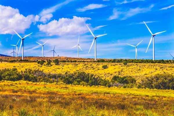 風車大型風力タービンファーム持続可能な発電プロジェクトMonticello Utah — ストック写真