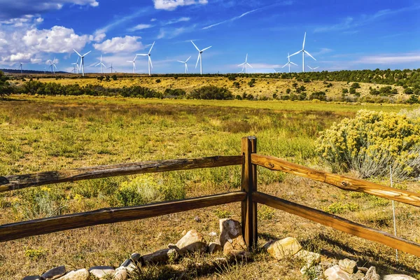 風車大型風力タービンファームフェンス持続可能な電力プロジェクトMonticello Utah — ストック写真