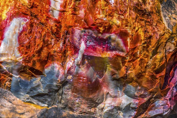 レッドオレンジイエローペチフィードウッドアブストラクトブルーメサペチフィードフォレスト国立公園アリゾナ州 — ストック写真