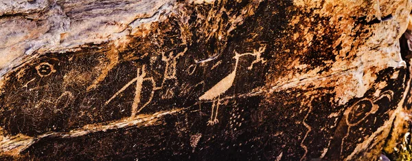 インディアン ペトログリフプエブロ ペトリファイド フォレスト国立公園アリゾナ州 インディアンによって岩の上に引っ掻かれた古代のシンボル — ストック写真