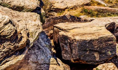 Gündönümü Taşları Kızılderili Petroglifleri Puerco Pueblo Taşlaşmış Orman Ulusal Parkı Arizona. Amerikan yerlileri tarafından yılın en uzun günü olan yaz gündönümünü belirlemek için kullanılan taş..