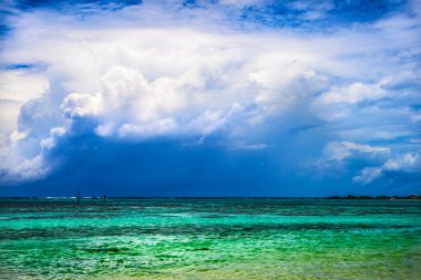 Yağmur Fırtınası Bulutları Rıhtıma Gelen Rıhtım Resifi Mavi Su Moorea Tahiti Fransız Polinezyası. Göl ve mercan resiflerinden farklı mavi renkler. 