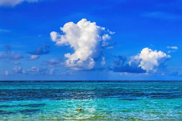 カラフルな大きな白い雲ブルーウォーターマーカーリーフムーアタヒチフランスポリネシア ラグーンやサンゴ礁 外洋サンゴ礁の波や深い青太平洋とは異なる青の色 — ストック写真