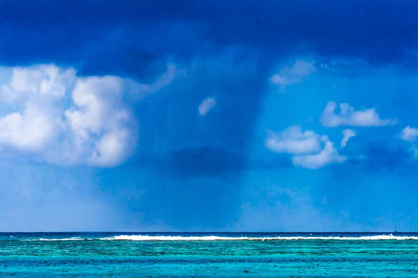 Regnstorm Moln Kommer Piren Yttre Rev Blå Vatten Moorea Tahiti — Stockfoto