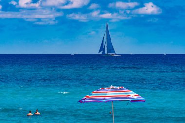 Palm Beach, Florida - 21 Mart 2021 Renkli Belediye Sahil Yelkenlisi Umbrella Atlantik Okyanusu 'ndaki Palm Beach Florida' da yüzüyor 