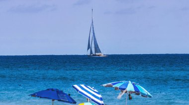 Renkli belediye plajı yelkenlisi Şemsiyeler Atlantik Okyanusu Palm Beach Florida 