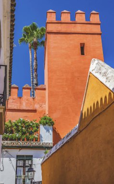 Kırmızı Kule Alcazar Kraliyet Sarayı Santa Cruz Bölgesi Seville Endülüs İspanya. Avrupa 'nın en eski Kraliyet Sarayı. 1100 'lerde inşa edildi ve 1300' lerde yeniden inşa edildi..