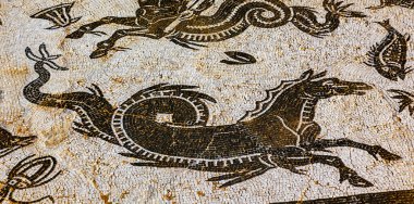Antik At Yılanı Mozaiği Sevilla Endülüs 'ün dışındaki İtalya Roma Şehri' ni harabeye çevirdi. İ.Ö. 206 yılında İspanya 'da ve İtalya dışında inşa edilmiş..  
