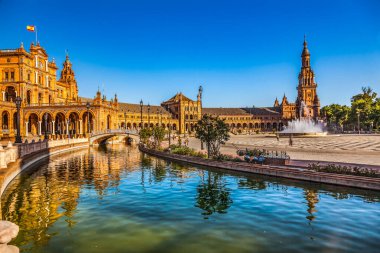 İspanya Meydanı Plaza de Espana Yansıması Seville Endülüs İspanya. 1928 'de Maria Luisa Park' taki Ibero Amerikan Sergisi için inşa edildi.
