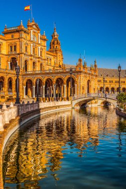 İspanya Meydanı Plaza de Espana Yansıması Seville Endülüs İspanya. 1928 'de Maria Luisa Park' taki Ibero Amerikan Sergisi için inşa edildi.