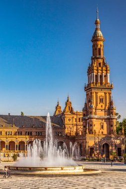 Tower Fountain Plaza de Espana İspanya Meydanı Seville Endülüs İspanya. 1928 'de Maria Luisa Park' taki Ibero Amerikan Sergisi için inşa edildi.