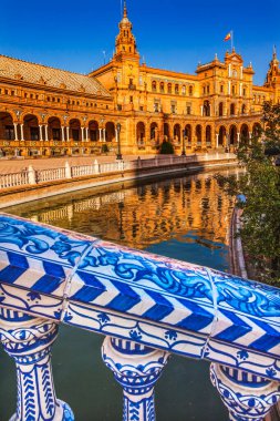 Mavi Köprü Plaza de Espana İspanya Meydanı Yansıması Seville Endülüs İspanya. 1928 'de Maria Luisa Park' taki Ibero Amerikan Sergisi için inşa edildi.