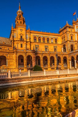 İspanya Meydanı Plaza de Espana Yansıması Seville Endülüs İspanya. 1928 'de Maria Luisa Park' taki Ibero Amerikan Sergisi için inşa edildi.