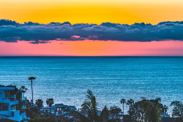 日没を眺めるビル群ラホヤの高さを見下ろすピンクの空 Pacific Ocean San Diego California — ストック写真